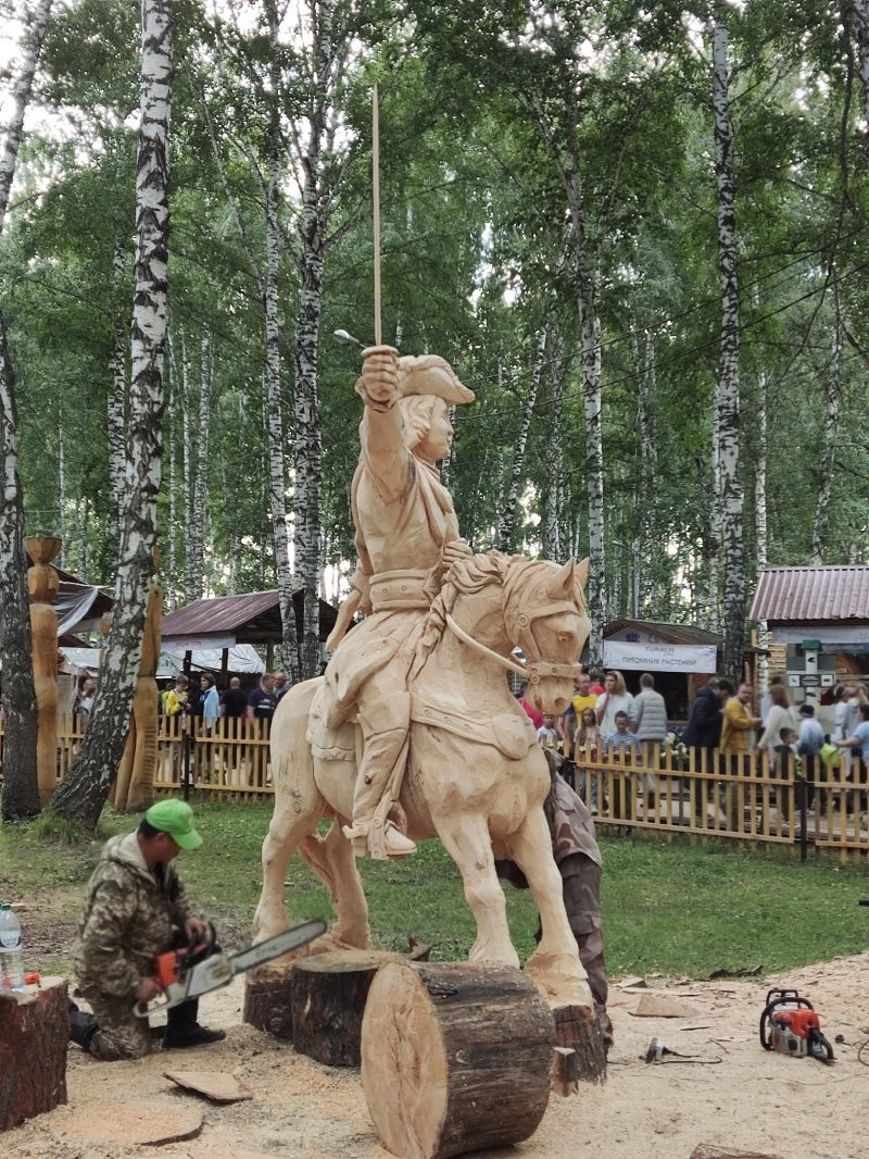 Россиян возмутила победившая на фестивале ремёсел скульптура с Буратино и папой Карло