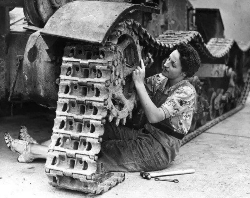 12. Девушка чинит танк. Англия, 1940 год