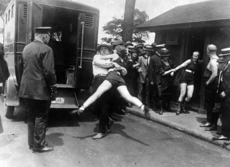 1. Полицейские задерживают женщин, которые надели купальники с открытыми ногами, Чикаго, 1922 год