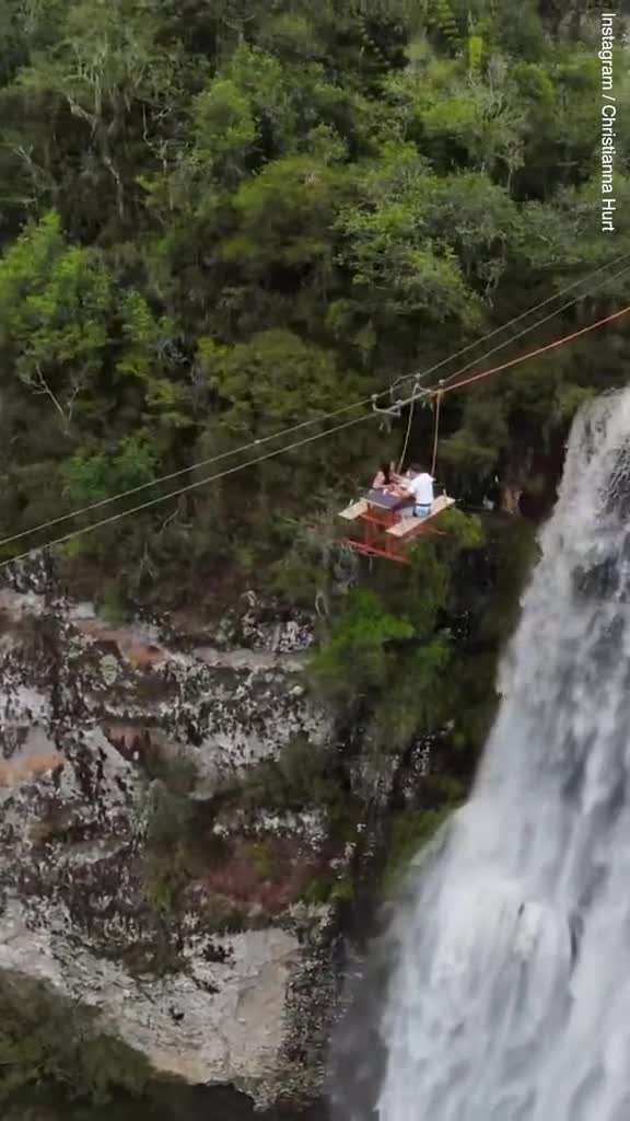 Zipline над водопадами в Тайланде