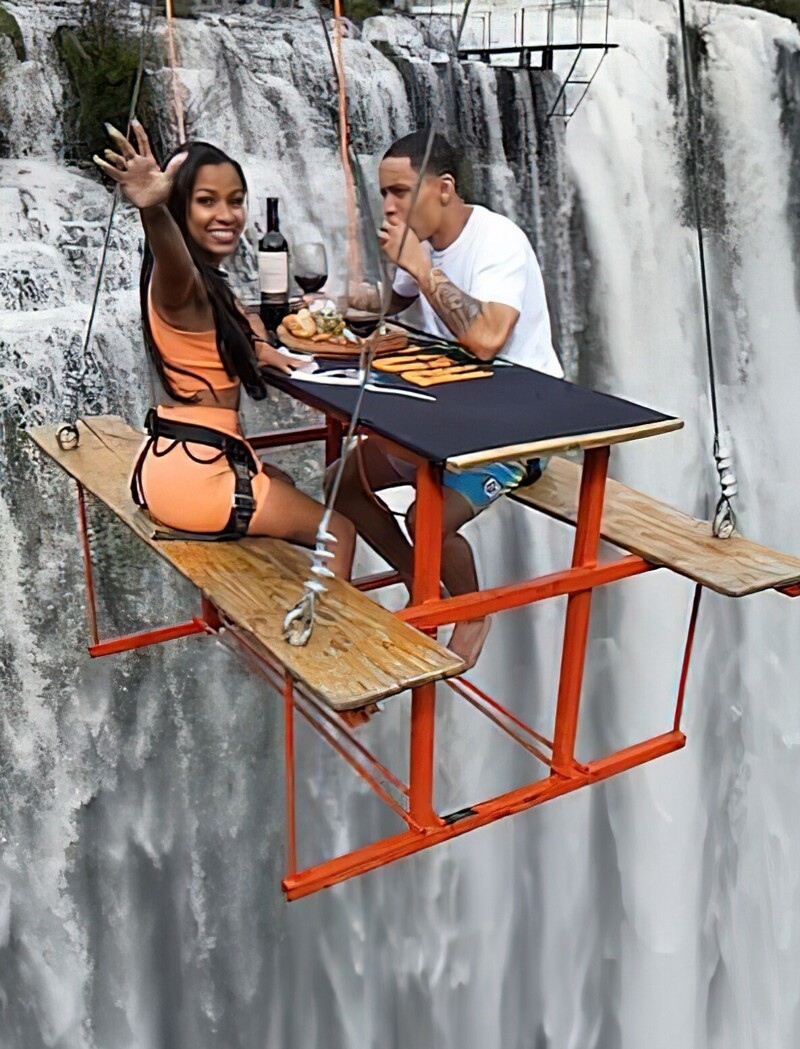 Отважная парочка устроила пикник на высоте 90 метров над водопадом