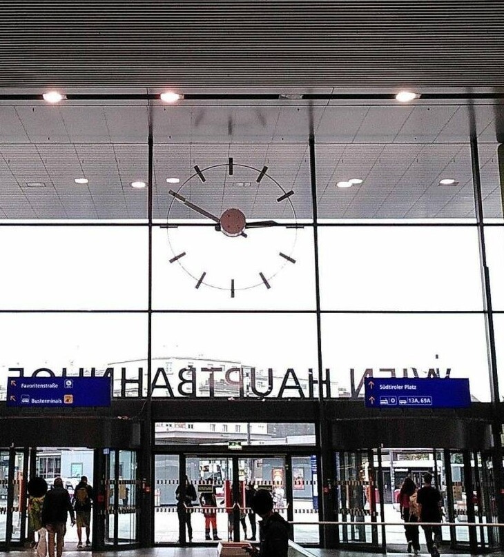 3. Часы на центральном вокзале Вены верны только при взгляде с другой стороны