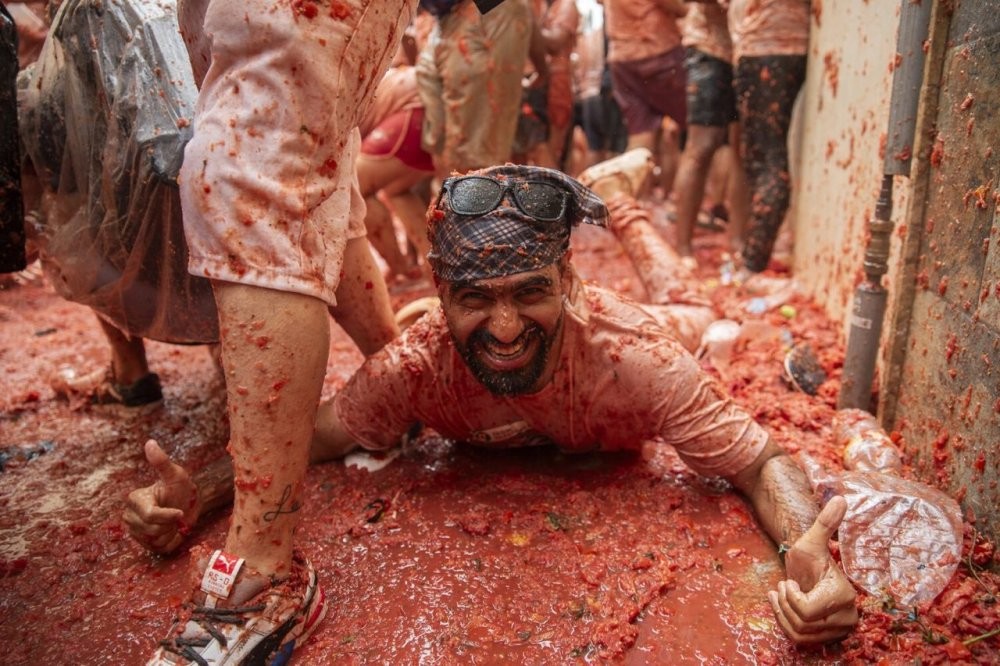 Жители испанского города Буньоль провели масштабную битву помидорами в честь фестиваля "Томатина"