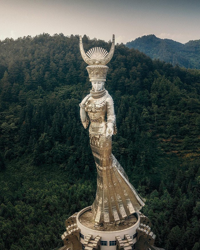 8. 88-метровая статуя Ян-Аши, Богини красоты, которой поклоняются мяо, местная этническая группа в Гуйчжоу, город Кайли, Китай