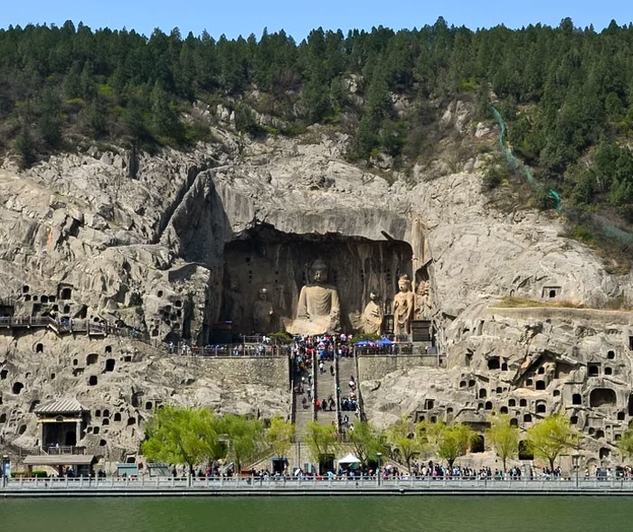 14. Гроты Лунмэнь в городе Лоян, провинция Хэнань, Китай. Эти огромные пещеры и статуи датируются 400 годом нашей эры и имеют статус всемирного наследия ЮНЕСКО