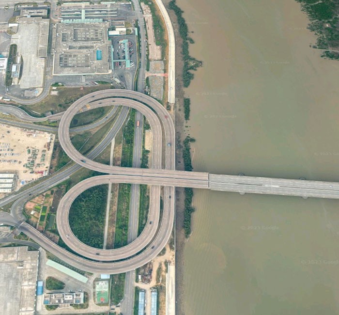 4. Мост, разделяющий Китай и Макао, в Макао вы едете по левой полосе, а в Китае - по правой
