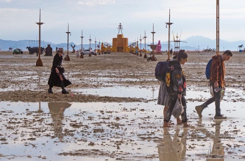 «Пиндосы не справляются». Более 70 тыс. человек стали пленниками фестиваля Burning Man в США, попав в ловушку стихии