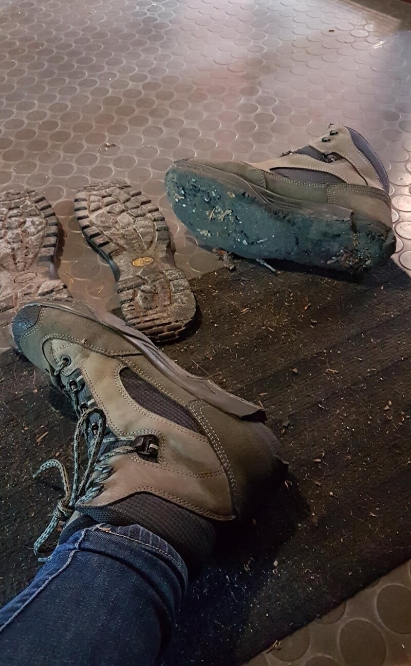 12. Подошвы моих ботинок отвалились посреди леса, когда мы отправились в поход