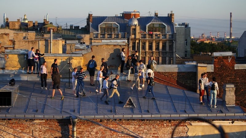 В Петербурге со спецназом задержали организатора незаконных экскурсий по крышам