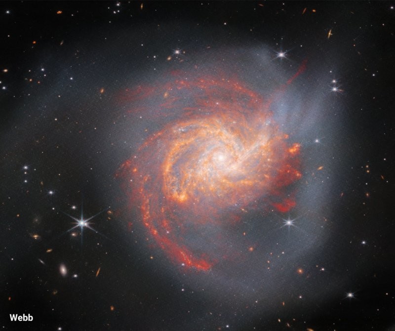16. Снимок галактики NGC 3256, которая появилась 500 миллионов лет назад в результате столкновения двух спиральных галактик