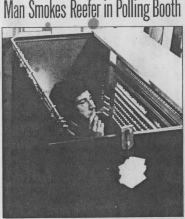 15. Активист Бен Мазель курит на голосовании на президентских выборах 1976 года. Он воспользовался законом, запрещающим аресты во время голосования