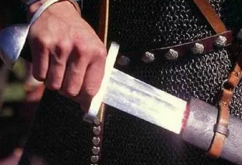 Достает меч из ножен. Вытаскивает меч из ножен. Человек достает меч из ножен. Рука достает меч из ножен. Звук доставания ножа