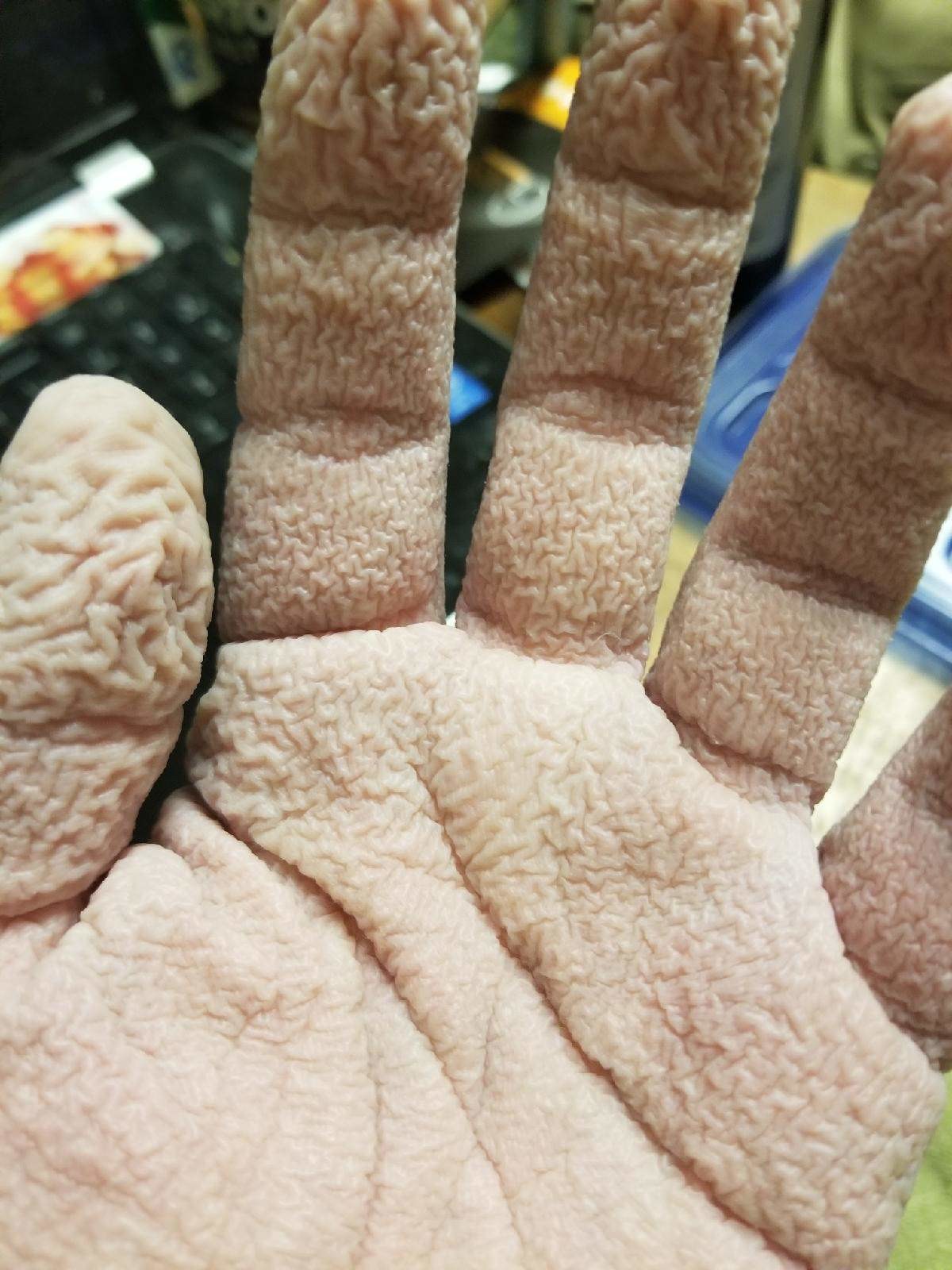 Руки после ванны. Сморщенная кожа на пальцах.