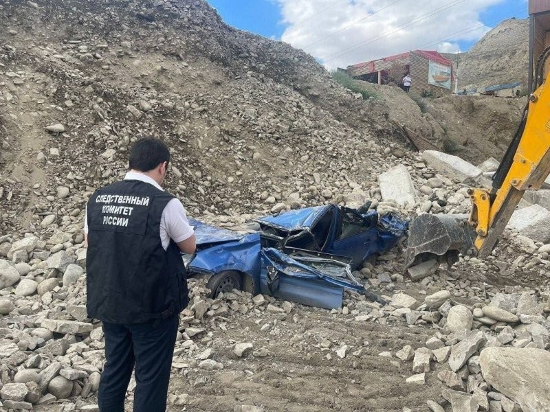 Подпорная стенка из бетона рухнула на автопарковку базы отдыха в Дагестане