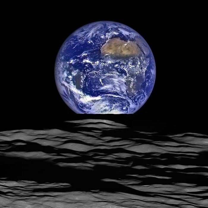 15. Выглядит фантастично, но этот вид Земли и Луны на самом деле реален и заснят лунным разведывательным орбитальным аппаратом НАСА