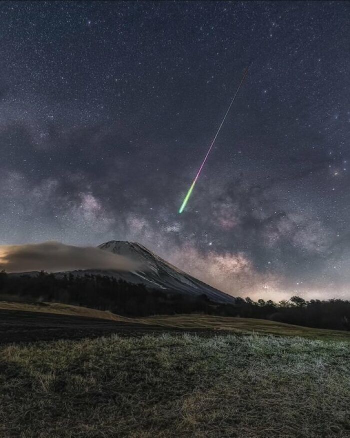 8. Метеор, Млечный Путь и гора Фудзи, Япония