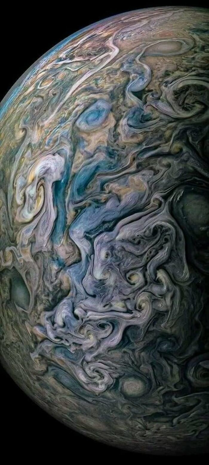 11. Как выглядит Юпитер с самого близкого расстояния, на которое пока удалось подлететь аппаратам