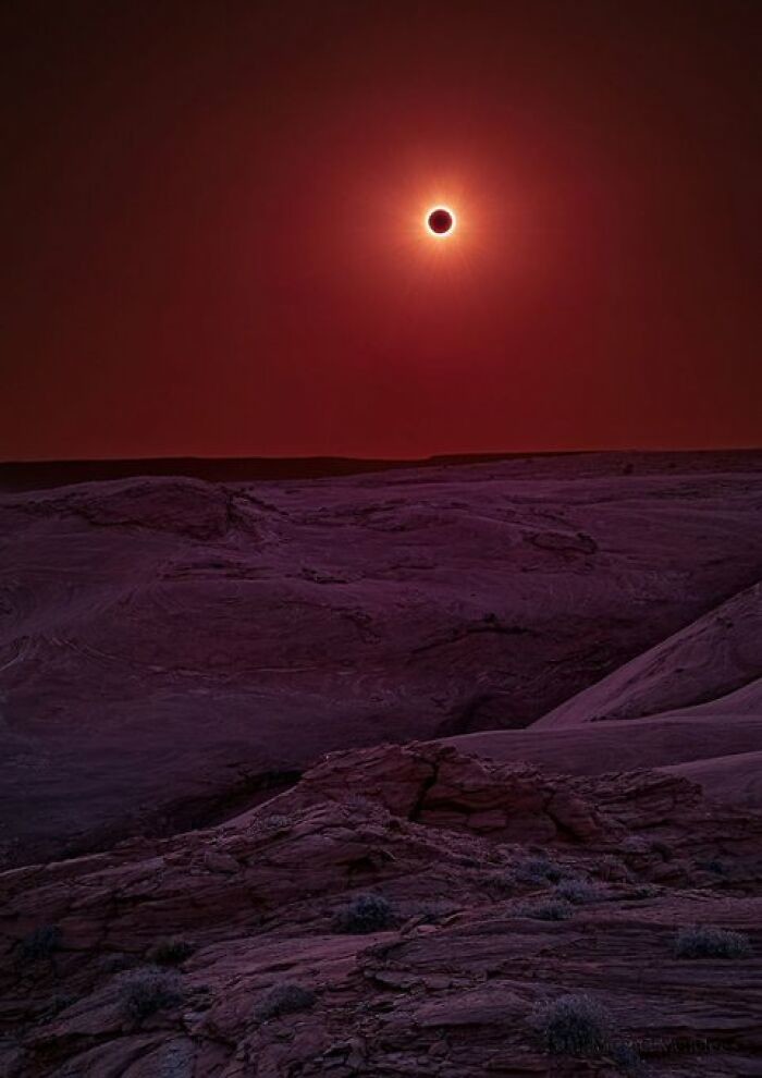 21. Солнечное затмение в Каньон-де-Шелли, штат Аризона, создает впечатление, будто мы находимся на Марсе. Или как будто черная дыра возникла из ниоткуда
