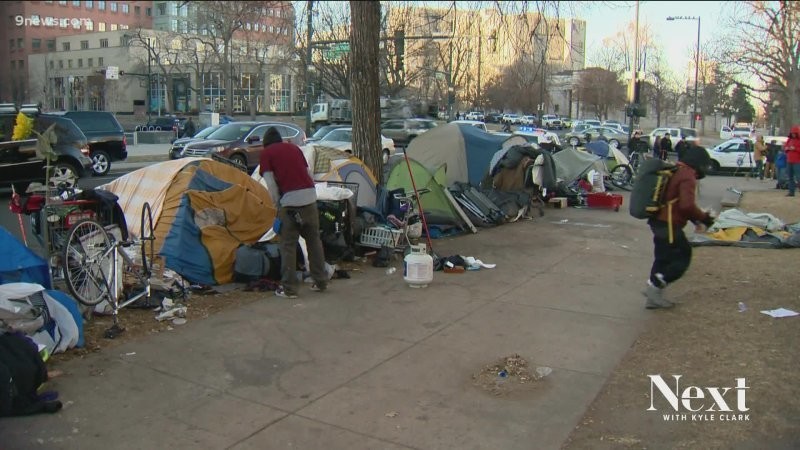 В США посреди улицы открыли бар для бездомных и палатки для утех