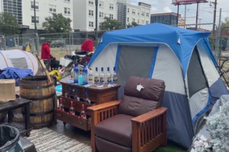 В США посреди улицы открыли бар для бездомных и палатки для утех