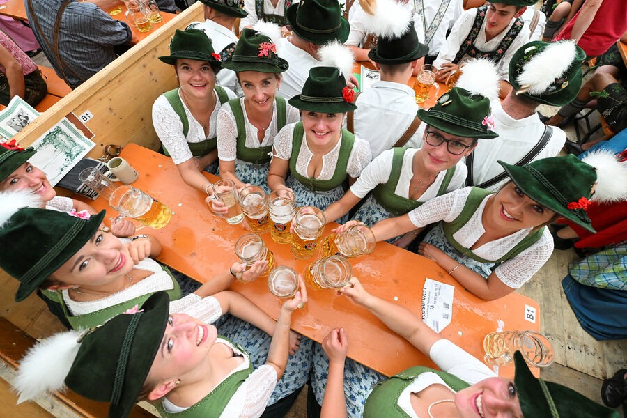 Мюнхен Октоберфест 2023. Октоберфест в Германии 2023. Баварские девушки с пивом. Октоберфест 2023 девушки. Октоберфест 2023
