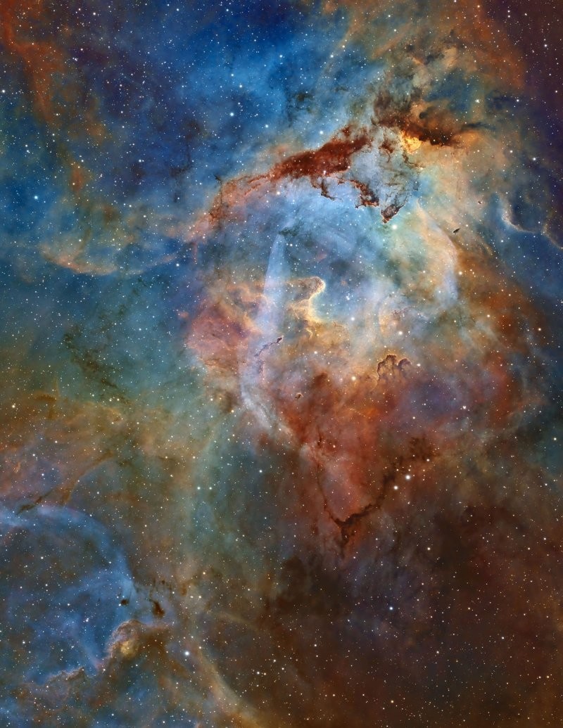 16. Sh2-132 или Туманность Лев в созвездии Цефея. Снимок составлен в результате 70 часов наблюдений. Фотограф - Aaron Wilhelm