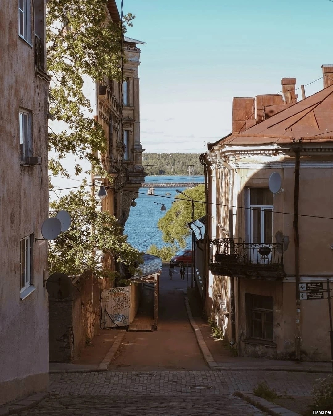 Выборг улицы и дома. Выборг старый город. Выборг улочки старого города. Выборг старый город летом. Выборг мощеные улицы.