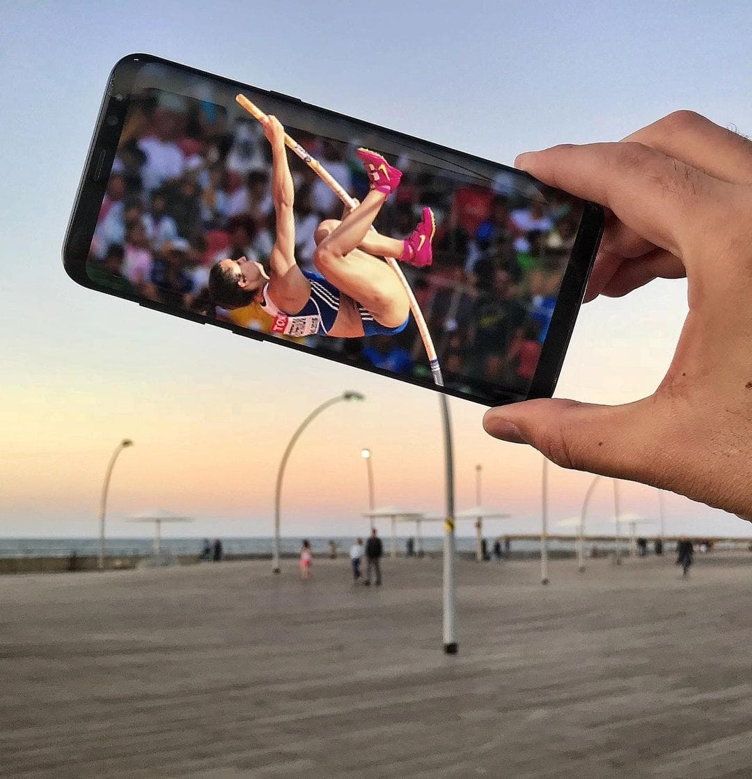 Фотограф сочетает реальность с изображениями на своём смартфоне