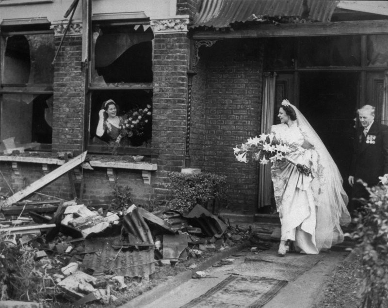 15. Невеста покидает свой дом, в который недавно попала бомба, и направляется в церковь. Лондон, 1940