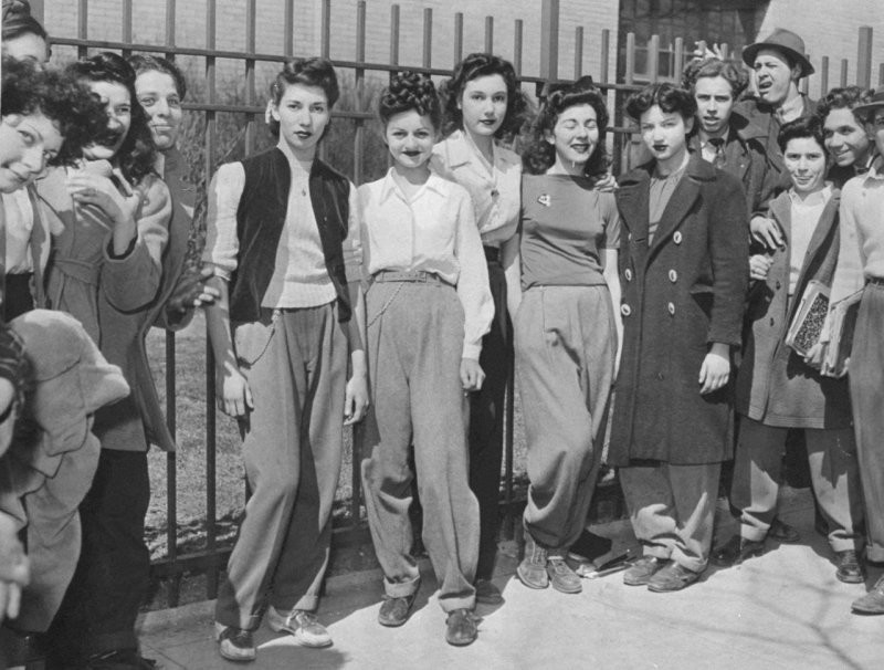 5. Старшеклассницы Бруклина протестуют против запрета носить в школу брюки, штат Нью-Йорк. 1942
