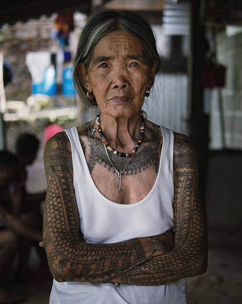 10. Ванг Од Оггей - филиппинская художница-татуировщица. В настоящий момент ей 106 лет, и она является старейшим мамбабаток - традиционным татуировщиком Калинги.