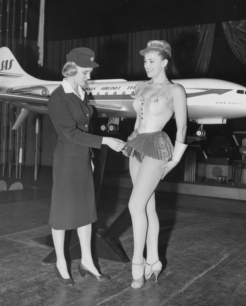 26. Стюардесса изучает образец новой формы для Scandinavian Airlines. 1964