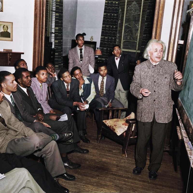 6. Альберт Эйнштейн читает лекцию в Университете Линкольна, учебном заведении для темнокожих. 1946