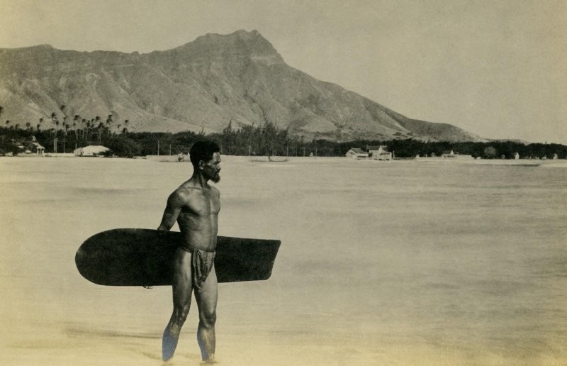 11. Первая известная фотография серфингиста. Гавайи, 1898
