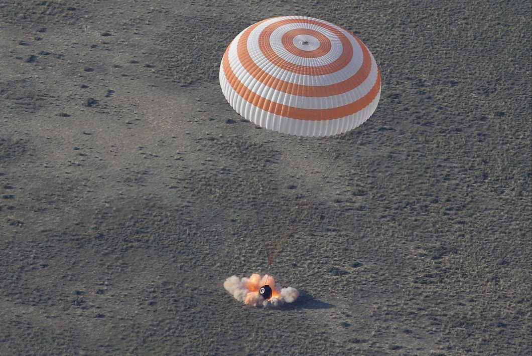 "Роскосмос" вид из капсулы "Союза" во время приземления⁠⁠