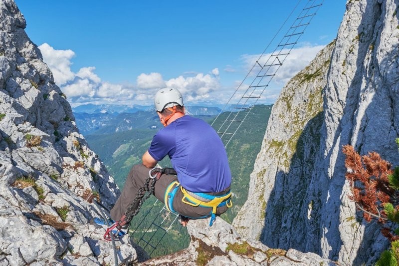 В Австрии турист сорвался с веревочной лестницы