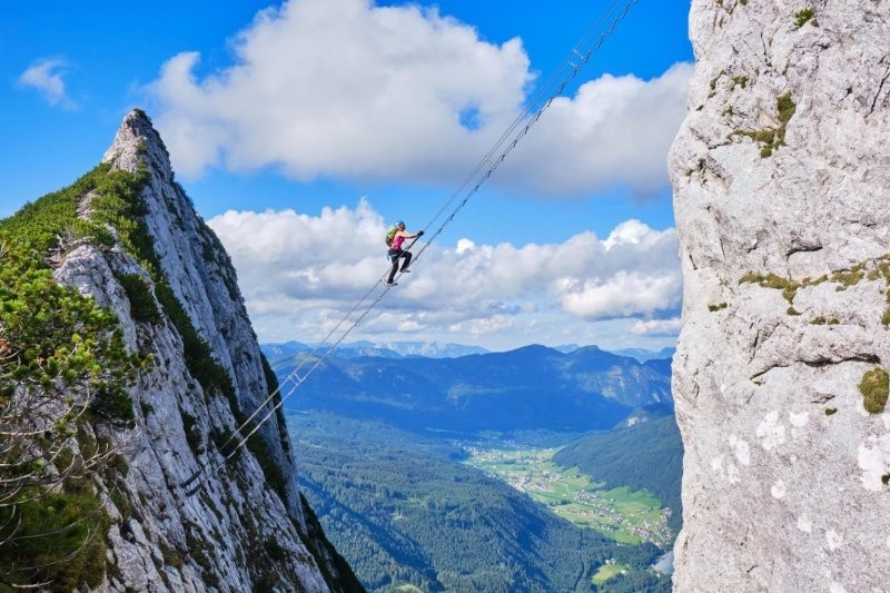 В Австрии турист сорвался с веревочной лестницы