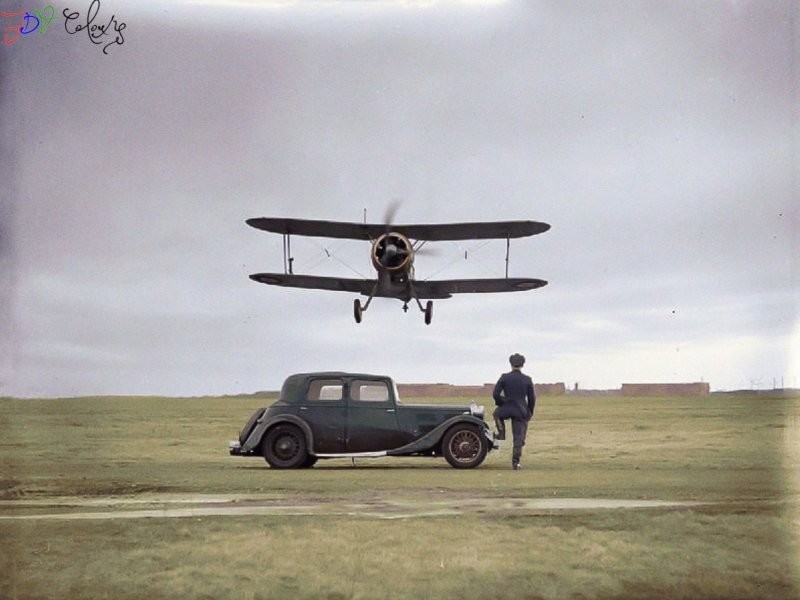 2. Британский глостер "Гладиатор" взлетает над автомобилем Triumph Gloria, годы Второй мировой войны