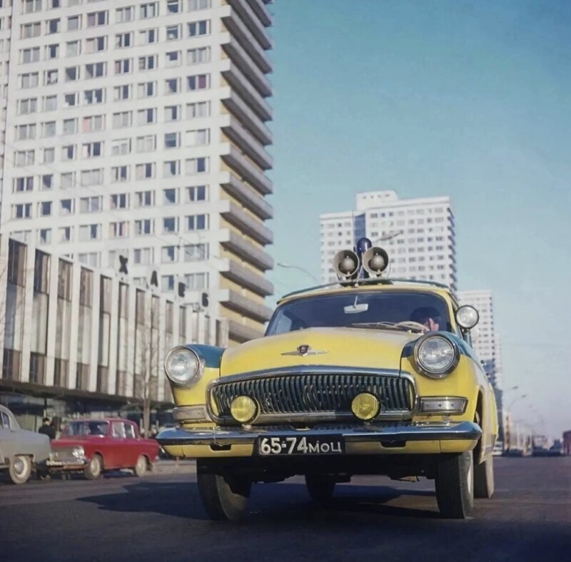 11. Патрульный автомобиль ГАЗ-21 на пр. Калинина, Москва, 1970 год