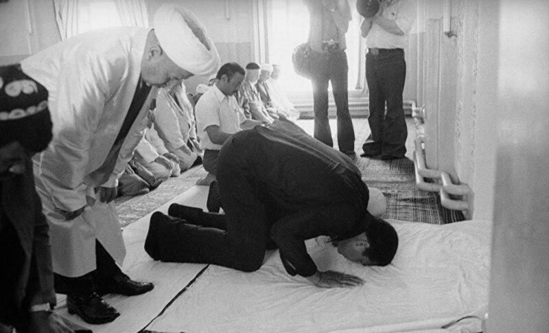 5. Мохаммед Али в 1978 году совершал намаз в мечети в городе Самарканд, который находился в Узбекистане, тогда в составе Советского Союза