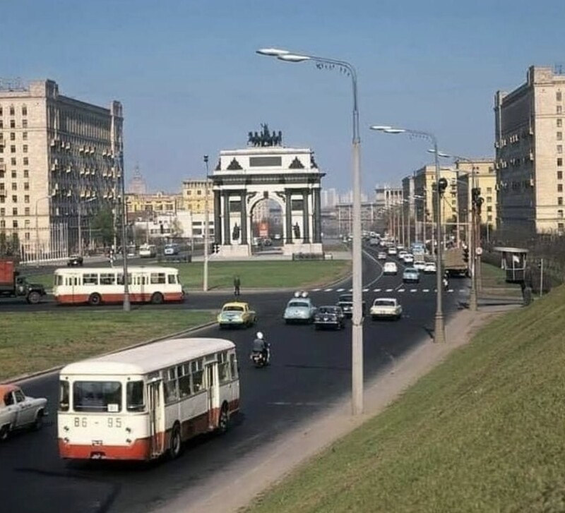 15. Как душевно выглядит город без рекламных баннеров, Москва, 1972 год