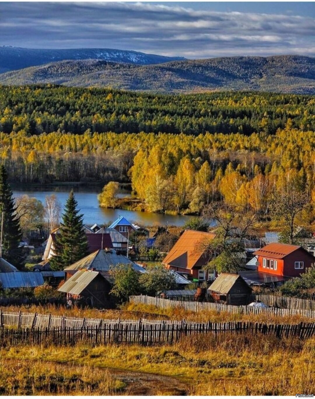 Фото села поселки. Деревни Южного Урала. Южный Урал деревеньки. Деревня в уральских горах. Южный Урал поселок.