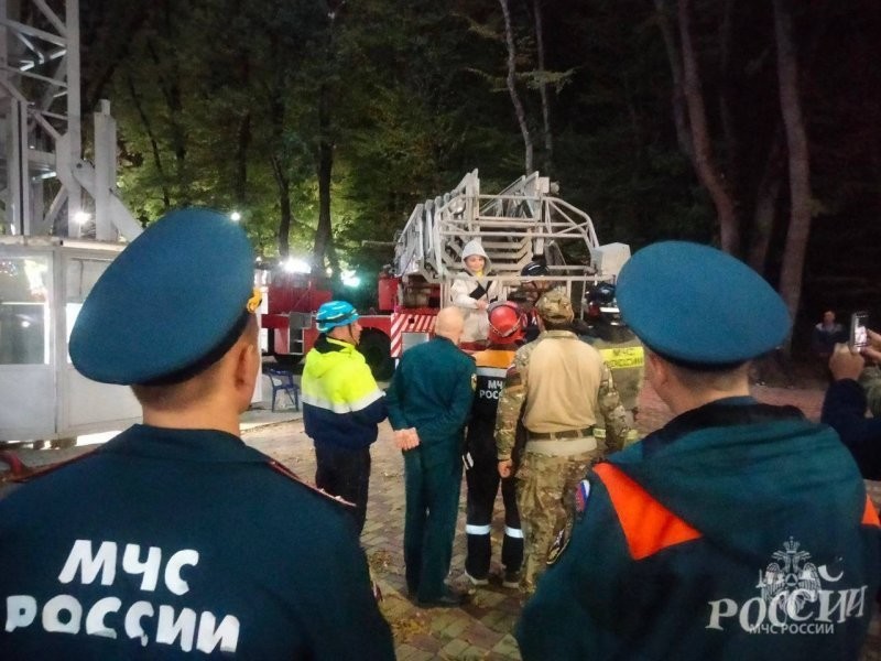 В Ставрополе шесть человек застряли на 35-метровой высоте аттракциона "Властелин небес"