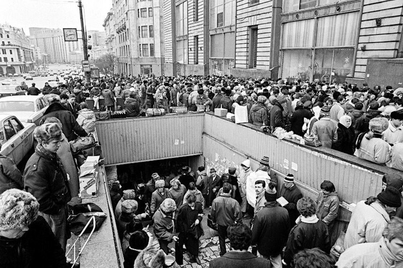 Стихийный рынок в Москве, 1992.  Лубянка, ( рядом с переходом — магазин "Детский мир")