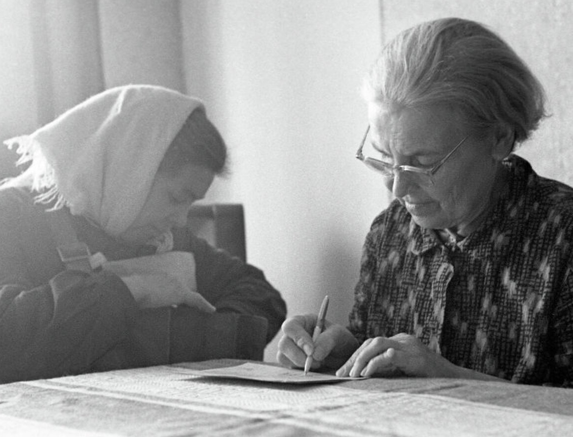 Пенсионный советский. Советские пенсионеры. Советская пенсионерка. Пенсионеры СССР фото. Выдают пенсию.