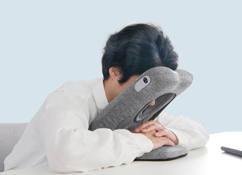 Это нам нужно: японцы создали офисную подушку для обеденного сна прямо на столе