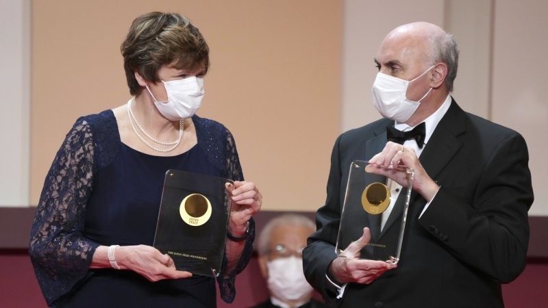 Нобелевскую премию по медицине вручили создателям вакцины от коронавируса