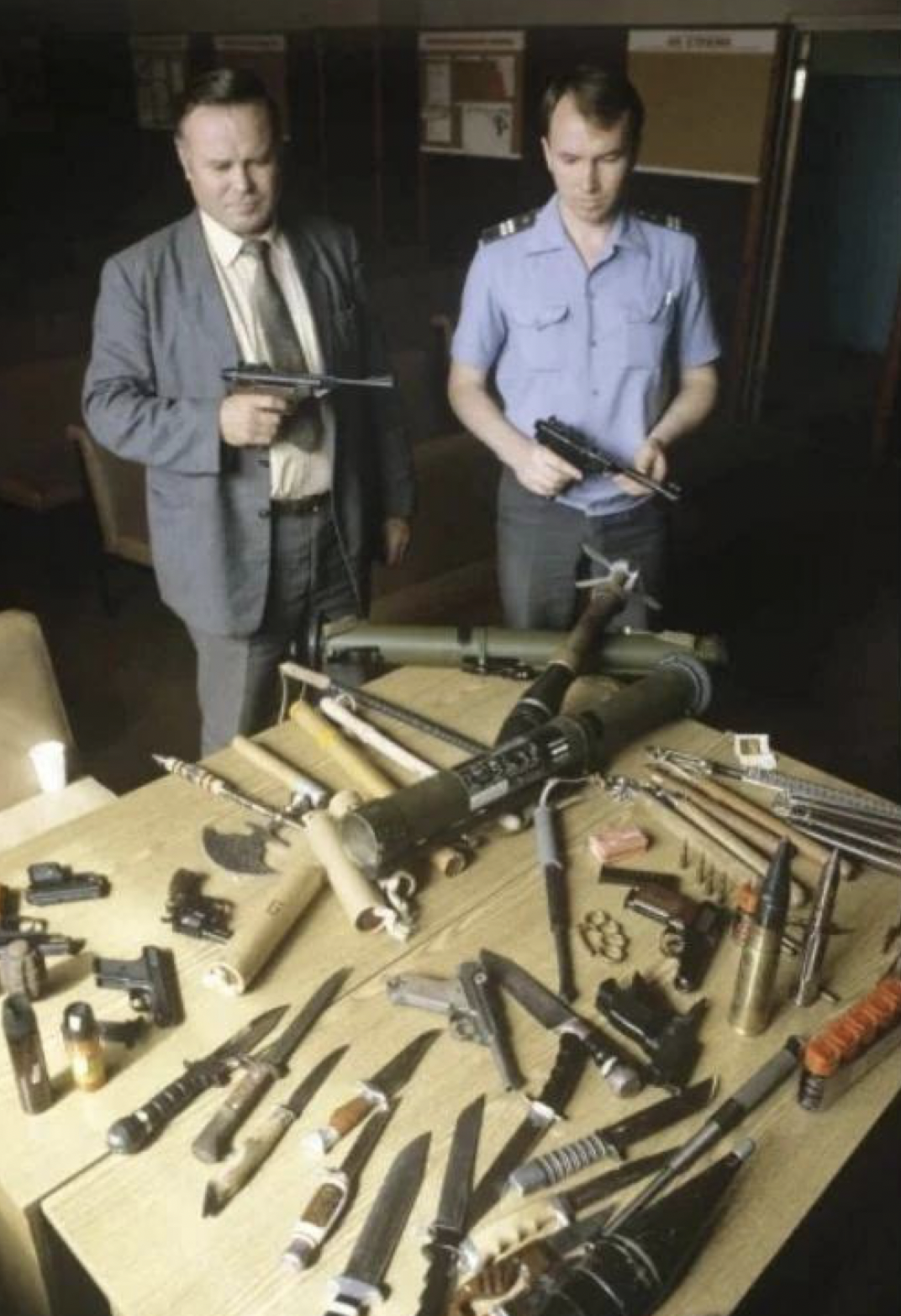 Конфискация оружия. Оружие конфискованное у пассажиров, аэропорт Домодедово, 1991 год.. Аэропорт Домодедово в 1991 году. Конфискованное оружие. Конфискованное оружие 1991 год.