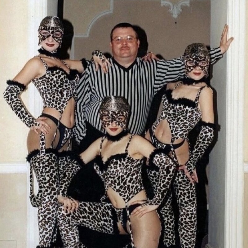 13. Михаил Круг в окружении танцовщиц, 1990-е