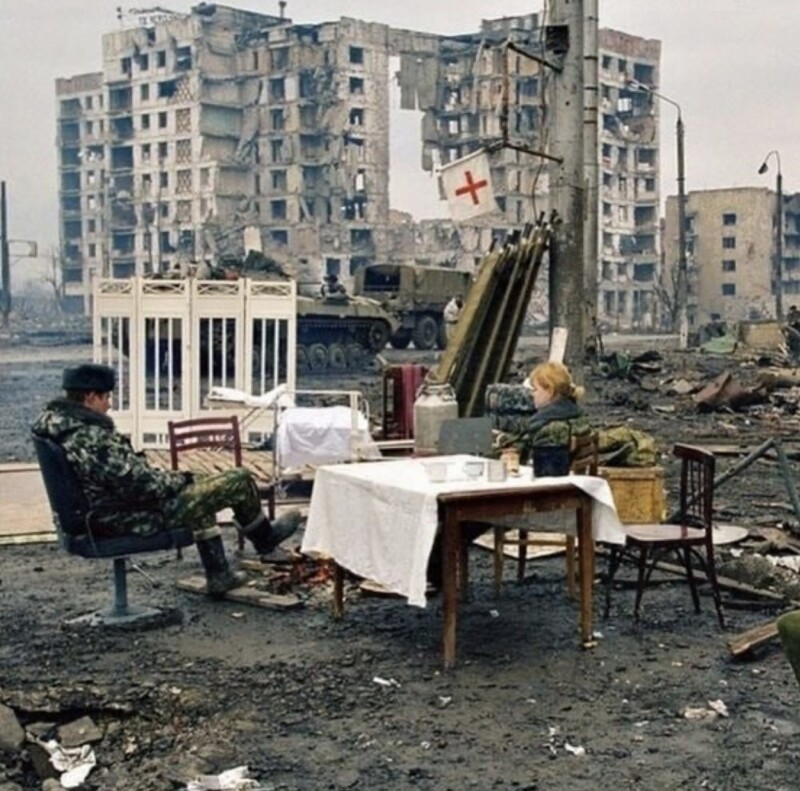 11. Российские солдаты отдыхают во время боя под Грозным, 1999 год